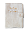 Protège carnet de santé personnalisé - Gaze de coton ecru brodé personnalisé au prénom de bébé — Edene