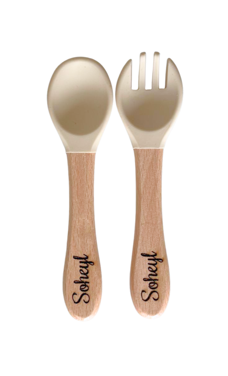Couverts gravés personnalisés - Beige brodé personnalisé au prénom de bébé — Edenelle Création
