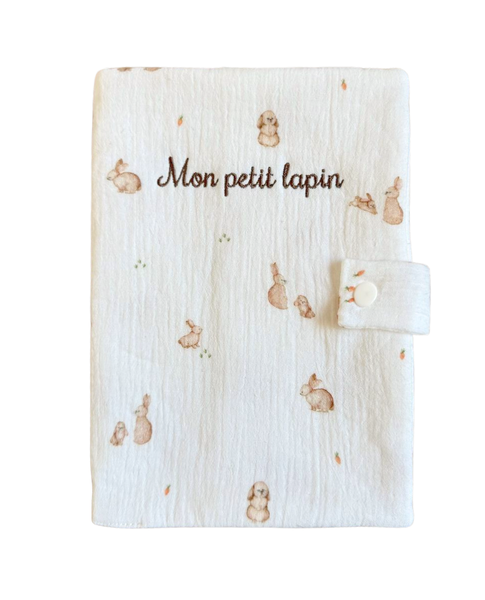 Protège carnet de santé personnalisé - Gaze de coton Lapinou brodé personnalisé au prénom de bébé — Ede