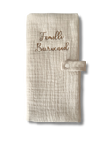 Protège livret de famille personnalisé - Gaze de coton beige brodé personnalisé au prénom de bébé — E