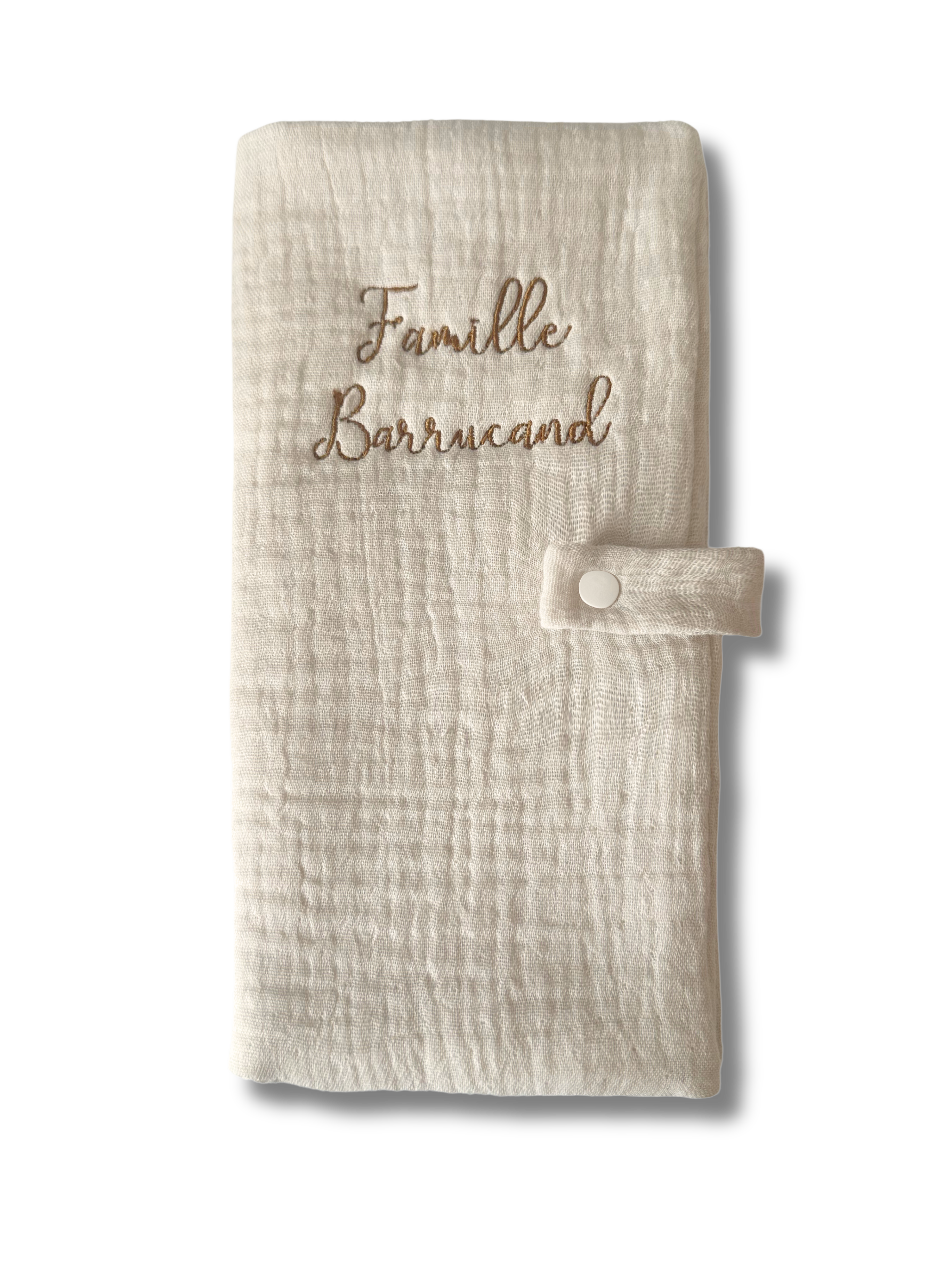Protège livret de famille personnalisé - Gaze de coton beige brodé personnalisé au prénom de bébé — E