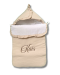 Chancelière coton beige clair personnalisée brodé personnalisé au prénom de bébé — Edenelle Création