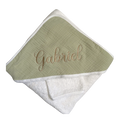 Cape de bain personnalisée - Gaze de coton vert sauge brodé personnalisé au prénom de bébé — Edenelle 