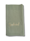 Couverture maille personnalisée - vert sauge brodé personnalisé au prénom de bébé — Edenelle Création