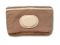 Trousse à lingettes nomade  - Gaze de coton cacao brodé personnalisé au prénom de bébé — Edenelle Cré