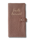 Protège livret de famille personnalisé - Gaze de coton écru cacao brodé personnalisé au prénom de bébé