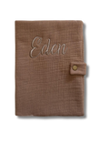Protège carnet de santé personnalisé - Gaze de coton cacao brodé personnalisé au prénom de bébé — Eden
