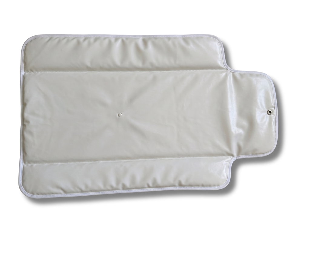 Tapis à langer nomade - Gaze de coton beige brodé personnalisé au prénom de bébé — Edenelle Création